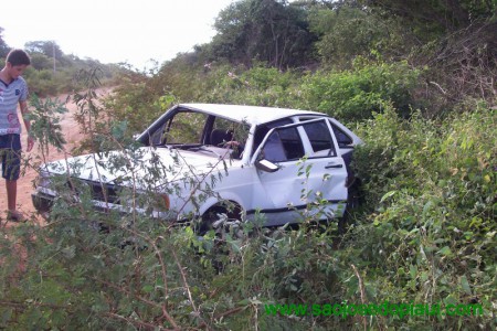 Acidente envolvendo carro e caminhão deixa 3 feridos 
